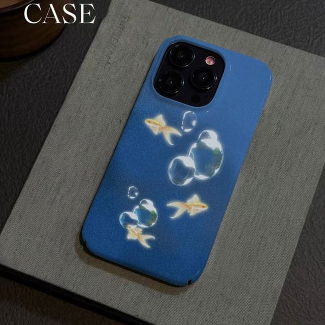 Wasserfeste Handyhülle Serene Blue Goldfish von TROPLET für iPhone 17 16 15 14 13 12 11 Pro Max Air Plus in Blau - Bild 1