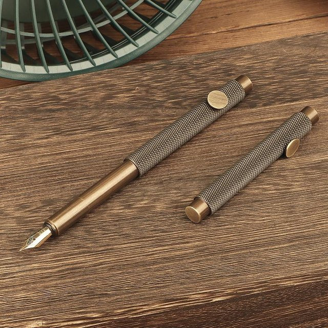 Love Home Garden Vintage Füllfederhalter aus Messing in Gold, Tragbarer Mini-Schreibstift mit 0,5 mm Spitze für Künstler und Studenten - Bild 1
