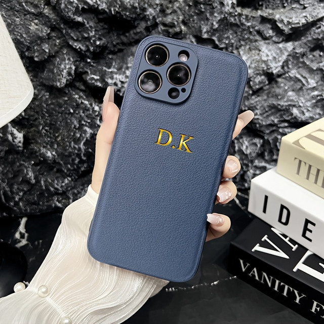 Personalisierte klassische Lederhülle für Apple iPhone in Blau mit gravierten Initialen - Bild 1