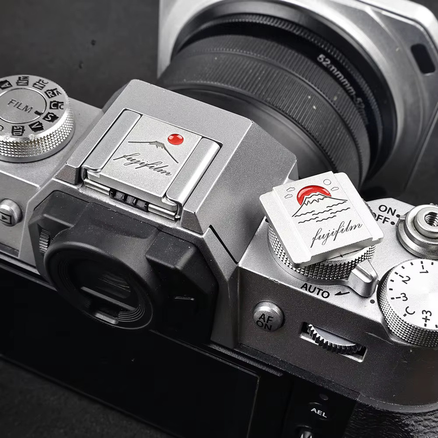 Fujifilm Blitzschuhabdeckung und Auslöseknopf aus Aluminiumlegierung in Silber als Staubschutz Kamerazubehör für XS20, XT50, X100VI, XT4, XT5 und XT20 - Bild 2