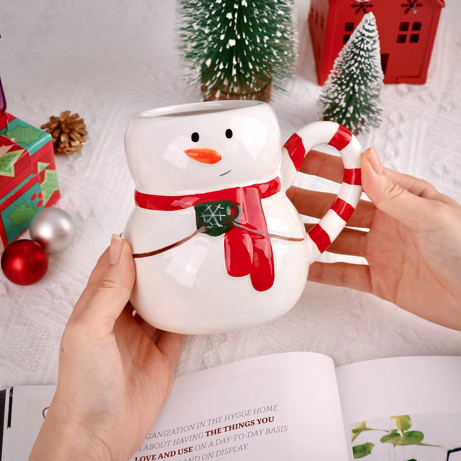 Weihnachtliches Keramik-Geschenkset mit Schneemann-Kaffeetasse und Socken in Weiß - Bild 4