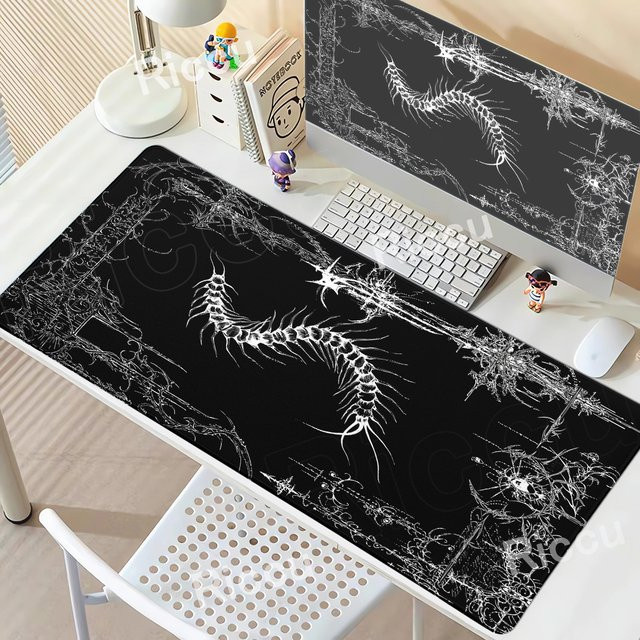 Riccu Gaming Mauspad in Schwarz-Weiß mit gotischem Tausendfüßler-Design für PC und Büro - Bild 1