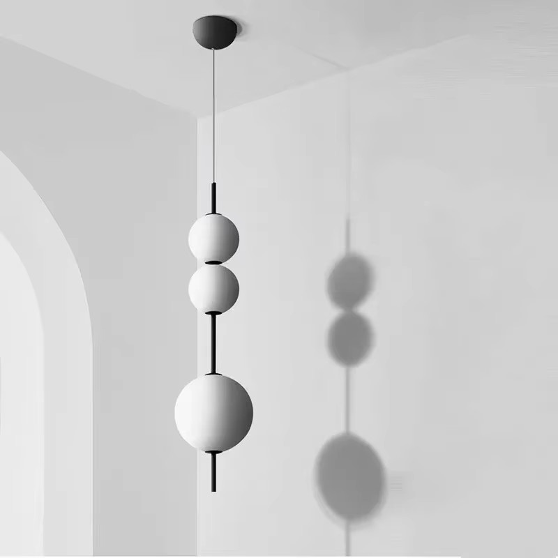 SANDYHA Designer LED-Kronleuchter mit 4 weißen Glaskugeln als hängende Pendelleuchte für Schlafzimmer und Küche - Bild 2