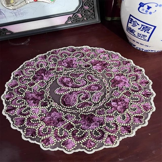 Rundes Tischset mit Kaschublumenstickerei aus Baumwolle von Yiran Furniture, Durchmesser: 30 cm - Bild 1