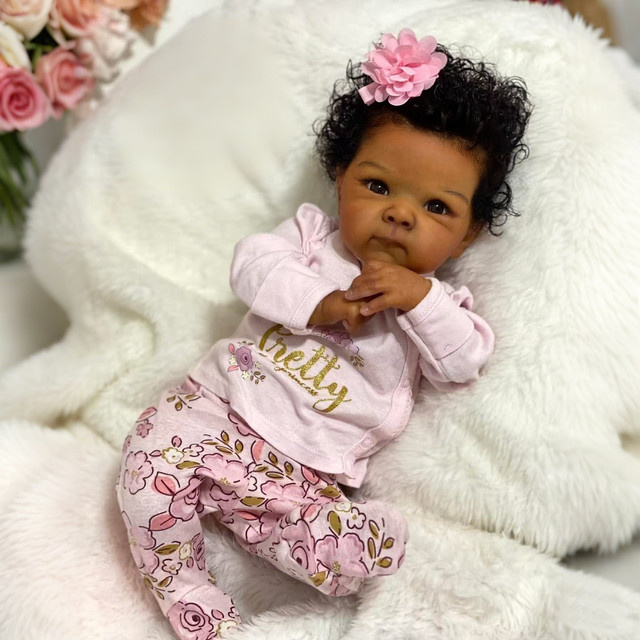 NPK Reborn Babypuppe Bettie 18 Zoll mit dunkler Haut und Handwurzelhaar in Weiß und Rosa - Bild 1