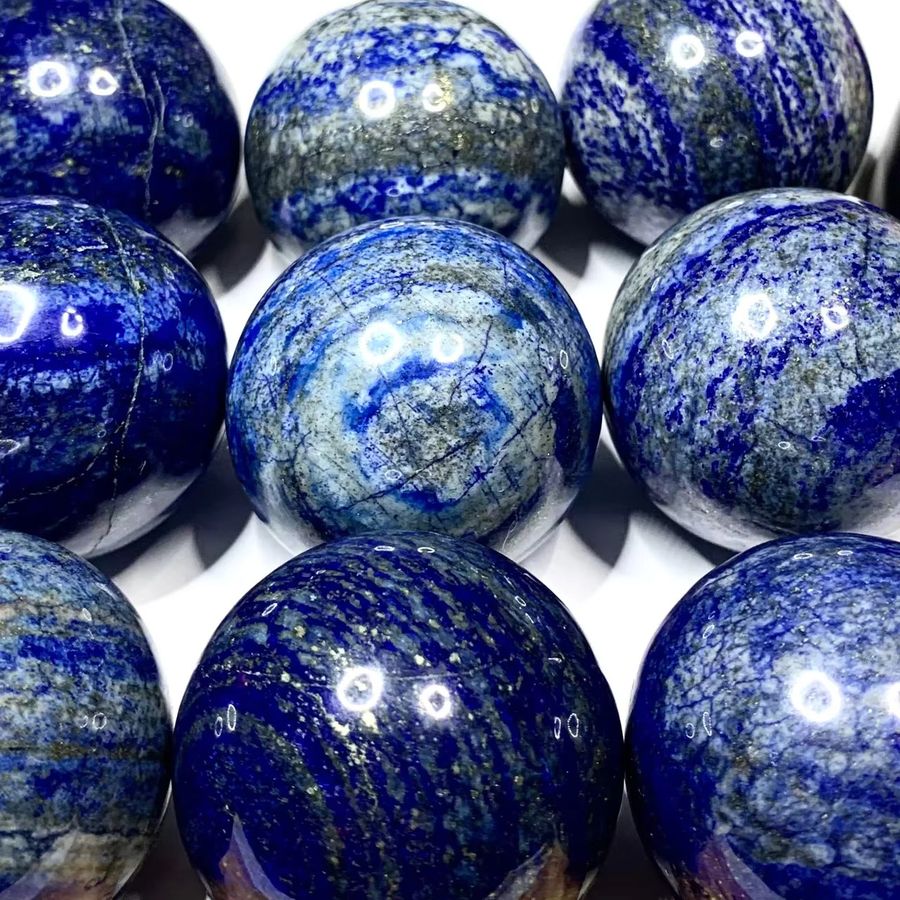 Handgefertigte Lapislazuli Kristallkugel von CrystalHola in Blau als Naturstein-Massagegerät und Dekorationsobjekt - Bild 5