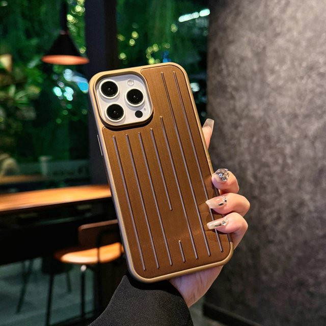 Rimowa Style Handyhülle mit 3D Wellenstreifen für iPhone 17 Pro Max, 16, 15, 14, 13 aus Aluminium-Magnesium-Legierung Hartschale in Gold - Bild 1