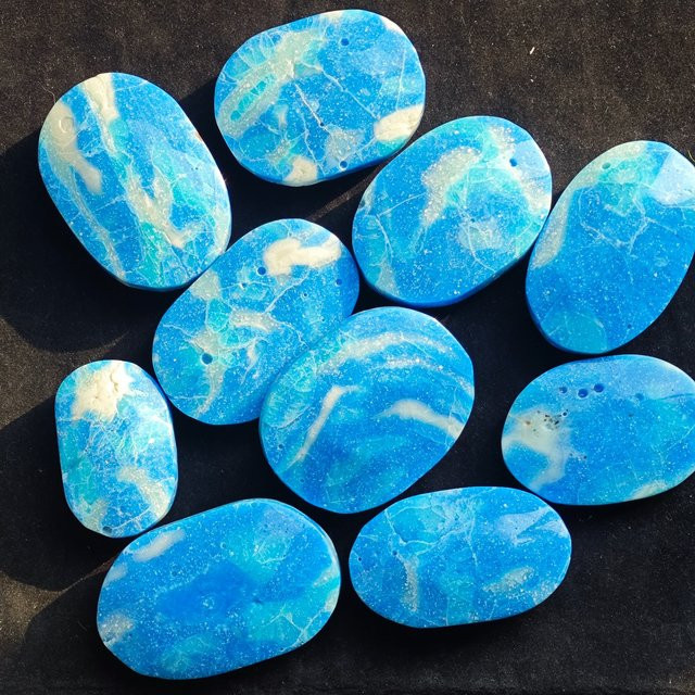 CrystalHola Dominikanischer Larimar-Palmenstein als Taschenstein in Blau und Weiß - Bild 1