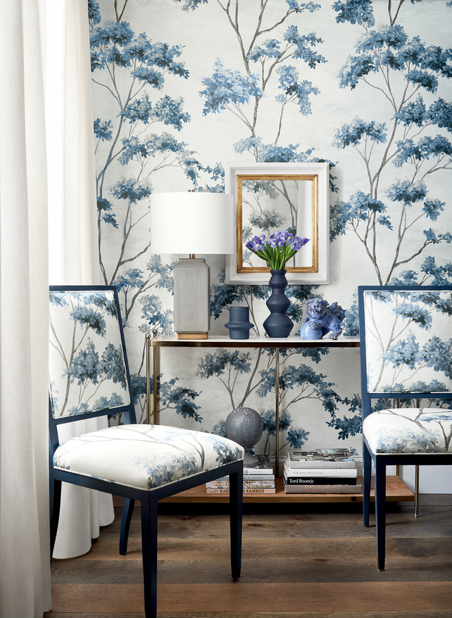 Anna French Tapete Dalton Botanisches Floral Design in Blau und Weiß auf Perlmutt Vlies Tapete - Bild 1