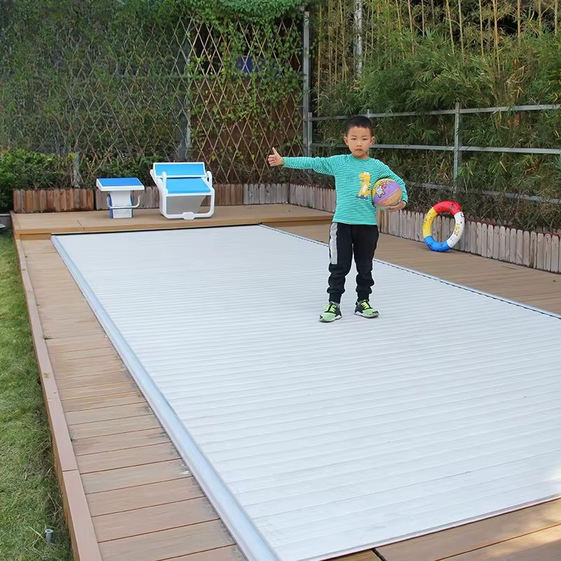 Automatische Schwimmbadabdeckung aus Polycarbonat in Weiß für rechteckige oberirdische Pools, UV-beständig und wasserdicht - Bild 2