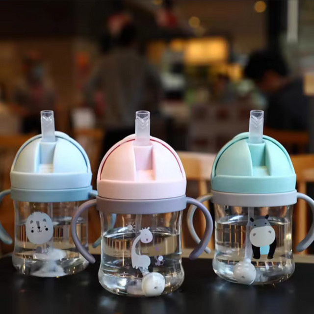Baby Trinkbecher mit Doppelgriff und Strohhalm, grüne Babyflasche mit Schwerkraftball für Milch und Wasser, 250 ml - Bild 1