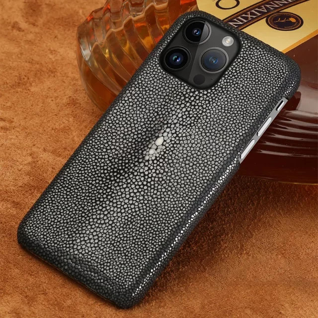Greenstraw Handyhülle aus echtem Stingray Leder für iPhone 16 15 Pro Max 14 Plus 13 in Schwarz oder Blau - Bild 1