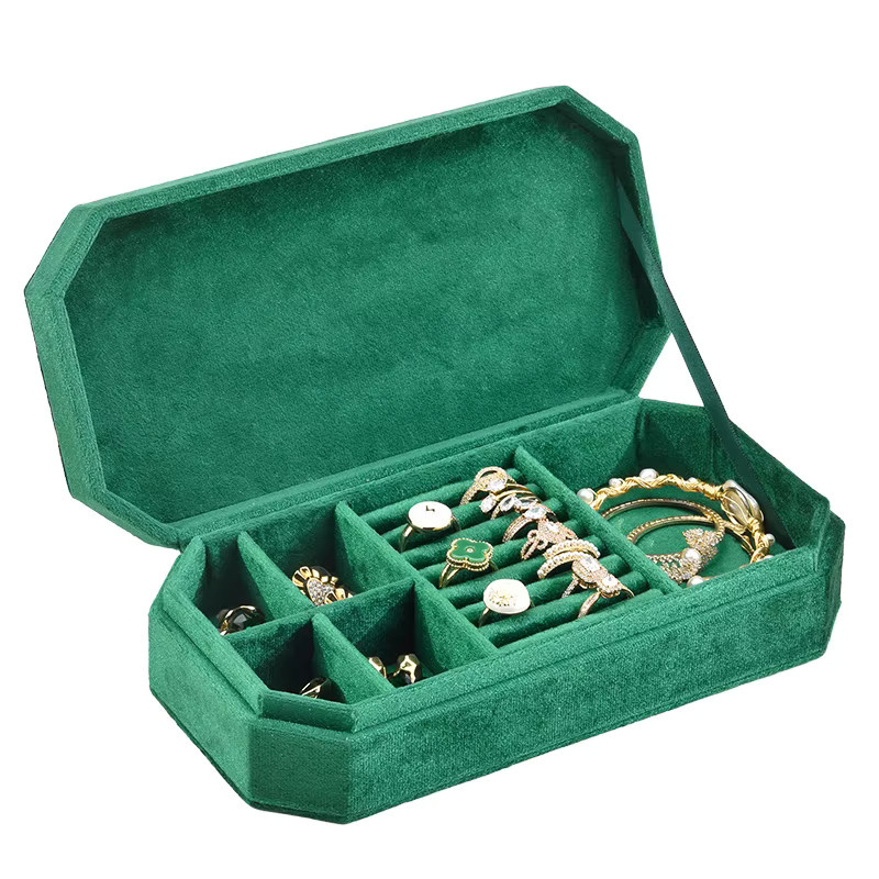 TAIMY Reise-Schmuckschatulle aus Samt als tragbarer Schmuck-Organizer für Ringe, Halsketten und Armbänder - Bild 3