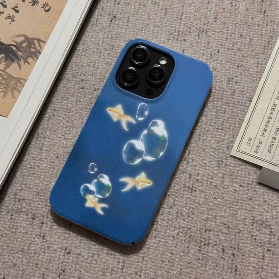 Wasserfeste Handyhülle Serene Blue Goldfish von TROPLET für iPhone 17 16 15 14 13 12 11 Pro Max Air Plus in Blau - Bild 3