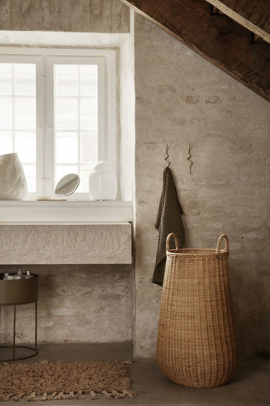 Ferm Living Braided Wäschekorb aus Rattan in Braun mit Griffen - Bild 2