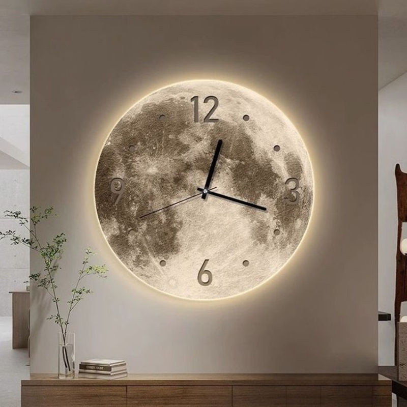 Moderne Wanduhr aus Porzellan in Beige mit LED-Beleuchtung und geräuschlosem Uhrwerk, Design Mond und Erde, Durchmesser: 50,8 cm - Bild 1