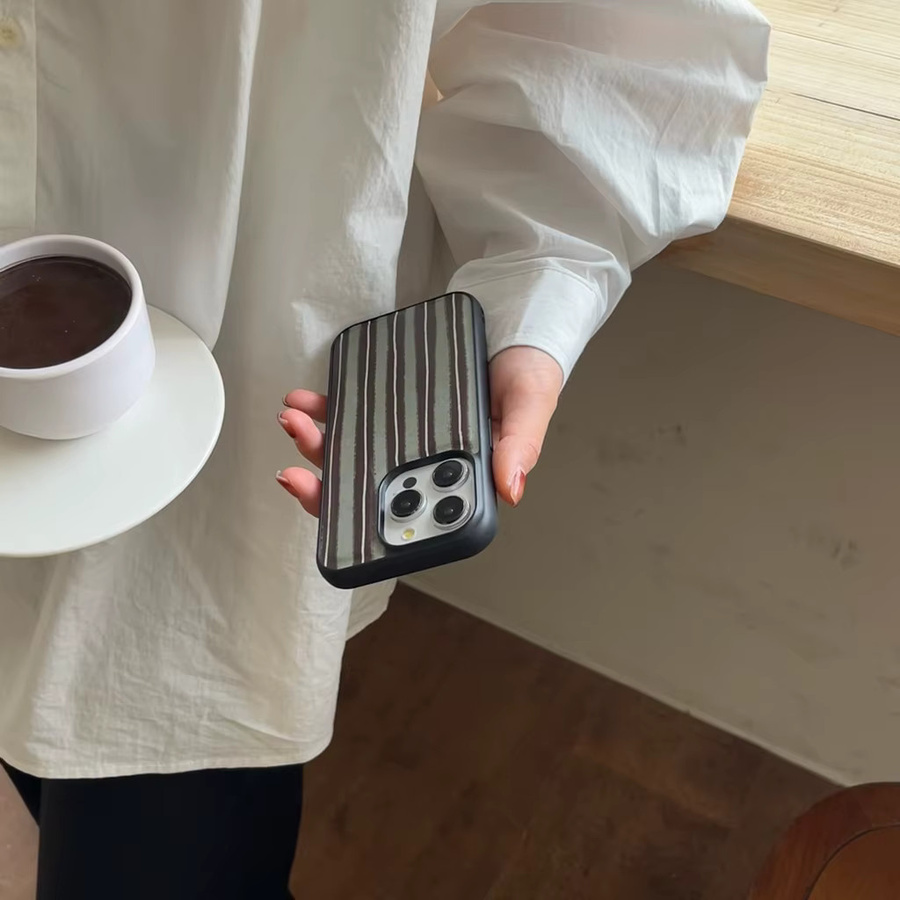 Stoßfeste iPhone Schutzhülle mit Retro-Streifen-Design in Grün, Braun und Weiß aus Ledertextur für iPhone 16, 15, 14, 13 und 12 Pro Max - Bild 6