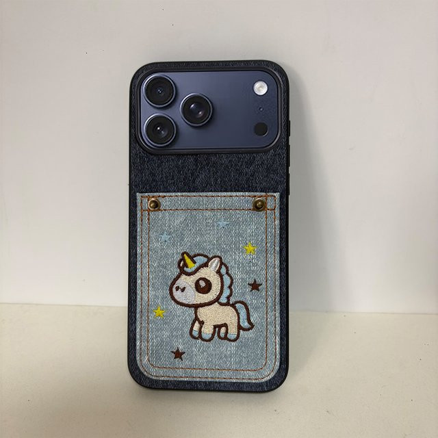 Handyhülle aus Kunstleder im Denim-Look mit Pony-Stickerei und Kartenhalter für iPhone 17 16 15 14 13 12 11 Pro Max Plus, Farbe: Blau - Bild 1