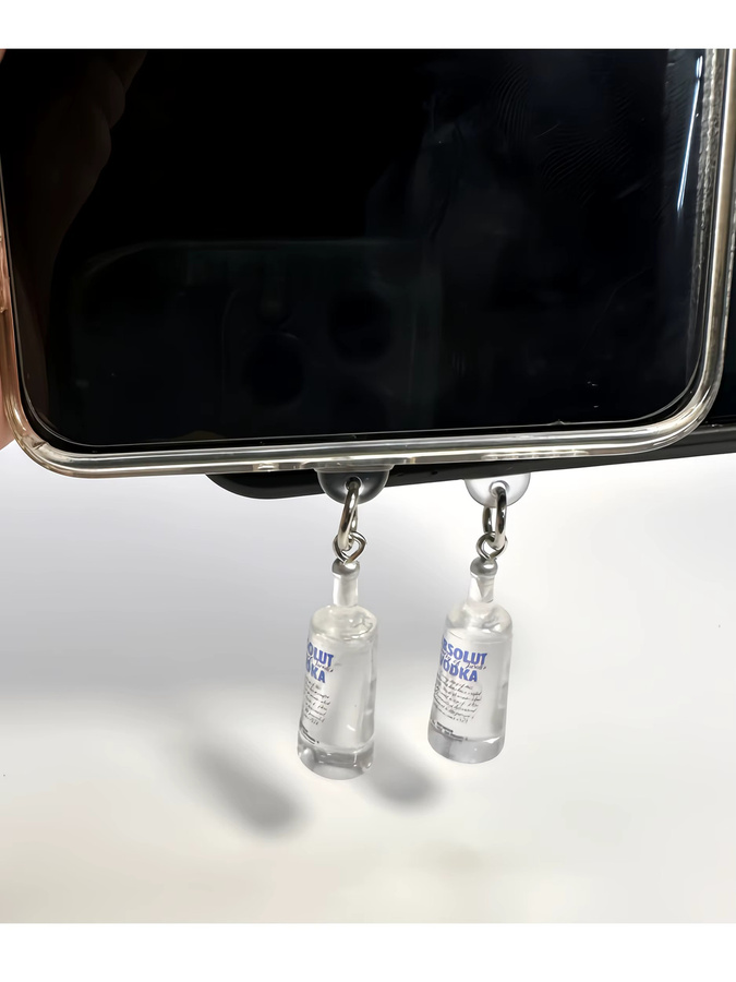 Simulierter Vodka-Flaschen Staubschutz für iPhone 17 und USB-C Ladeanschlüsse, transparent - Bild 3