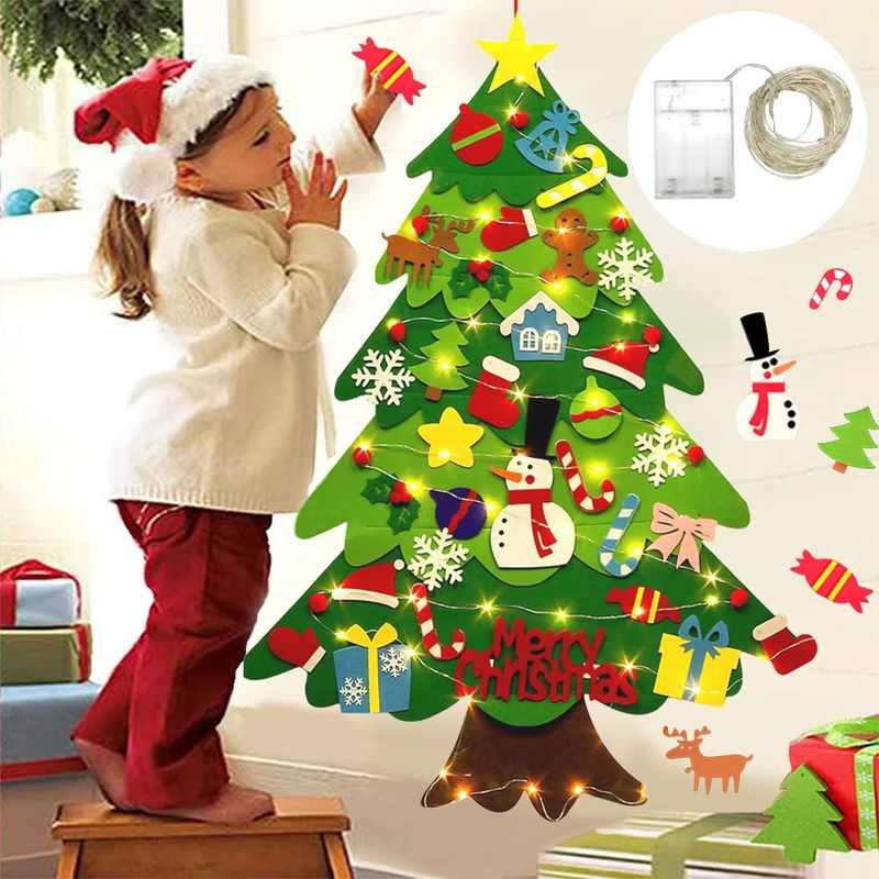 DIY Filz Weihnachtsbaum als Hängeornament für Kinder in Grün mit Schneemann-Motiv - Bild 3