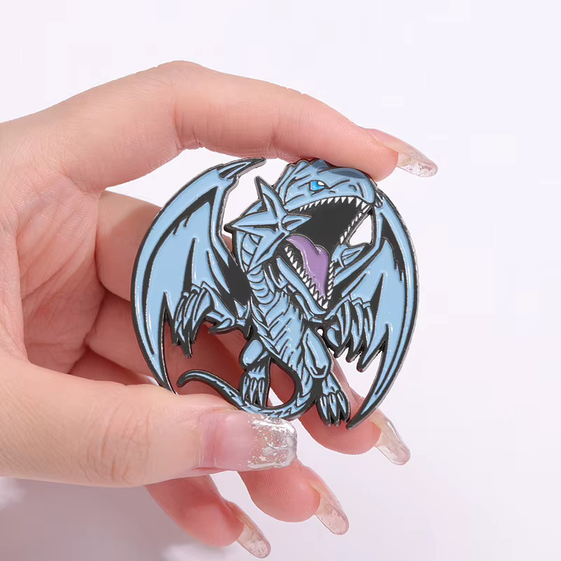 QIHE JEWELRY Brosche Blue-Eyes White Dragon, Emaille Pin, Unisex - Bild 3