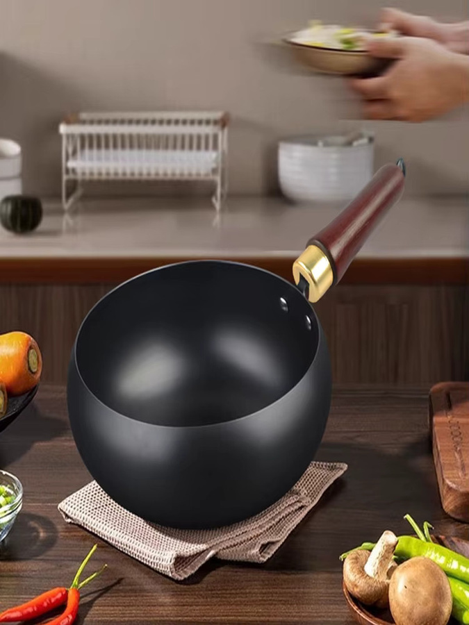 Handgeschmiedete Eisenpfanne als unbeschichteter Wok aus Carbonstahl mit Holzgriff in Schwarz - Bild 1