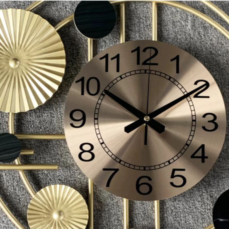 Moderne Wanduhr in Gold aus Metall mit geometrischem Lotus-Blatt-Design, rund und geräuschlos für deine Wohnzimmer-Dekoration - Bild 4