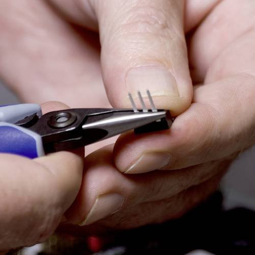 Knipex Elektronik- und Feinmechanik Flachrundzange in Schwarz, Chrom-Vanadium-Stahl, Länge: 130 mm - Bild 1