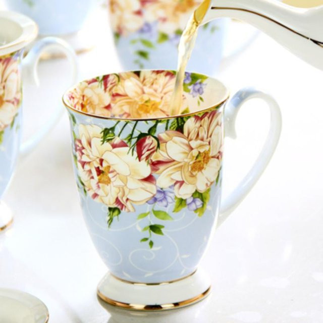 Fanda Bone China Kaffeetasse mit floralem Design in Blau und Rosa, Keramiktasse mit Goldrand, 300 ml - Bild 1