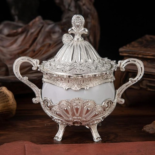 Zuckerdose aus Glas und Metall mit Deckel und Löffel in Weiß von Yiran Furniture - Bild 1