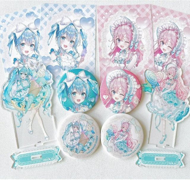 Bandai Piapro Charaktere Acryl-Standfigur Megurine Luka Hatsune Miku, Abzeichen-Set - Bild 1