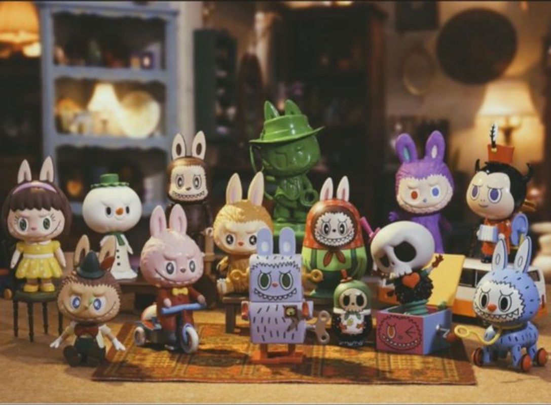 POP MART Labubu Die Monster Serie Mystery Box Mehrfarbige Anime Figur aus Kunststoff als Sammlerstück und Desktop-Ornament - Bild 1