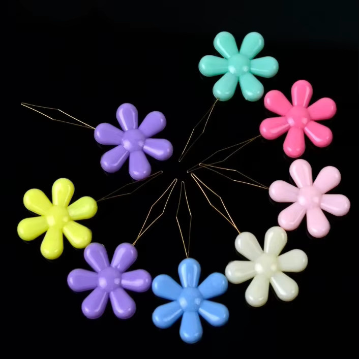 Blumenförmiger Nadel Einfädler aus Kunststoff in Weiß und Multicolour für Bastelarbeiten und Lederarbeiten - Bild 4
