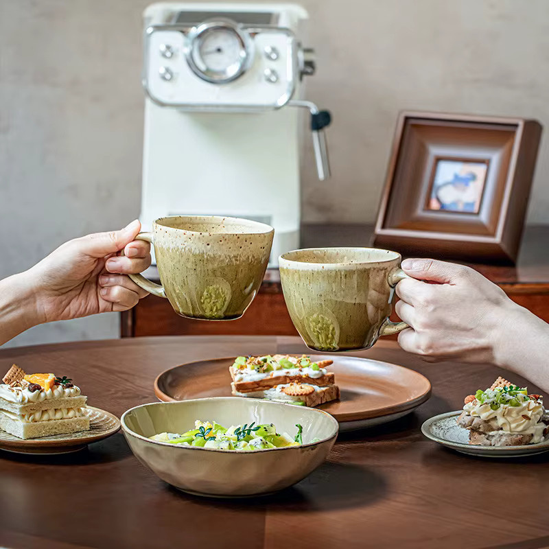 Handgefertigte Keramiktasse in Beige im japanischen Stil mit breiter Öffnung für Kaffee - Bild 3