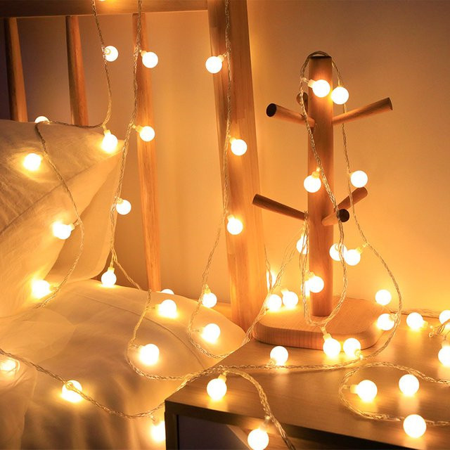 OKAL RED EAST LED Kugel-Lichterkette mit 12 m Länge, USB- und batteriebetrieben, Warmweiß, Wasserdicht für Garten und Weihnachtsdekoration - Bild 1