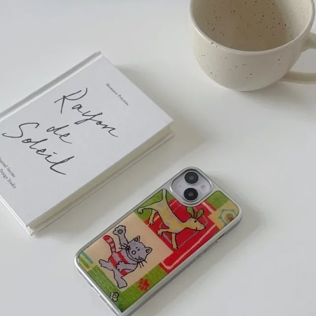Stoßfeste Handyhülle von DecoPhone mit Retro-Karomuster und Katzen- oder Hundedruck für iPhone 17, 16, 15 und 14 Pro Max in Schwarz/Silber - Bild 1