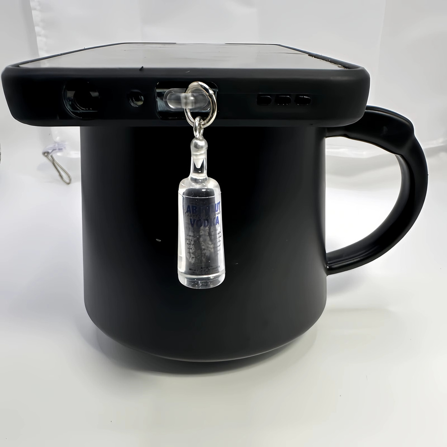 Simulierter Vodka-Flaschen Staubschutz für iPhone 17 und USB-C Ladeanschlüsse, transparent - Bild 2