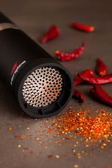 Microplane Gewürzmühle für getrocknete Chilischoten in Schwarz - Bild 2