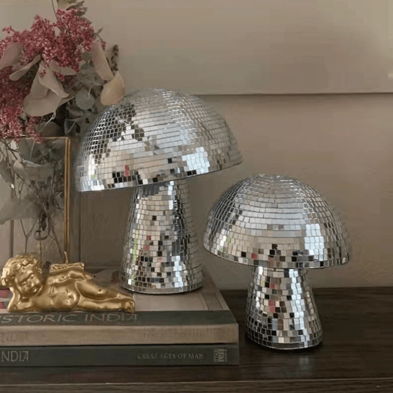 Glänzendes Pilz-Disco-Kugel-Ornament aus Glas in Silber und Grau als glamouröse Bar-Dekoration - Bild 1