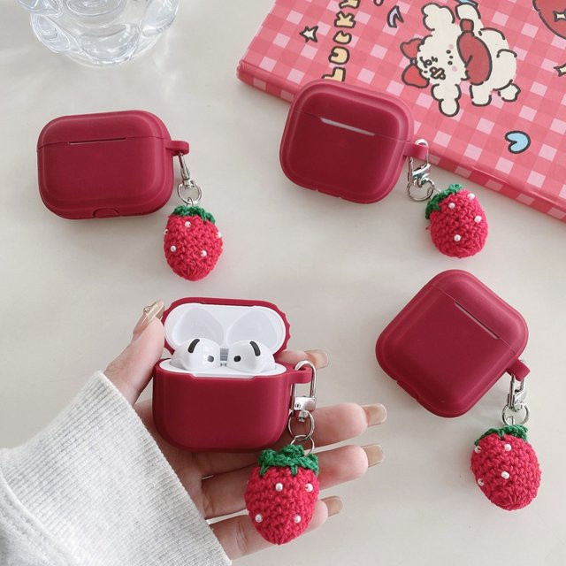 Silikonhülle für AirPods Pro 3 und AirPods 4 mit Erdbeer-Häkel-Schlüsselanhänger in Rot - Bild 1