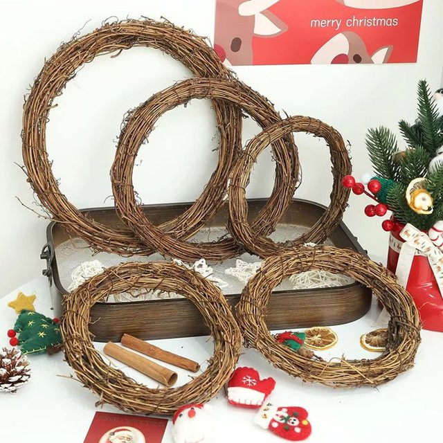 Künstlicher Kranz mit Reben und Blumen in Braun für Hochzeit, Weihnachten und Garten als DIY-Hängedekoration - Bild 1