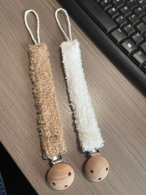Lamm Fleece Schnullerclip für Babys in Beige und Multicolour als Anti-Drop Kette und Zubehör für Kleinkinder - Bild 1