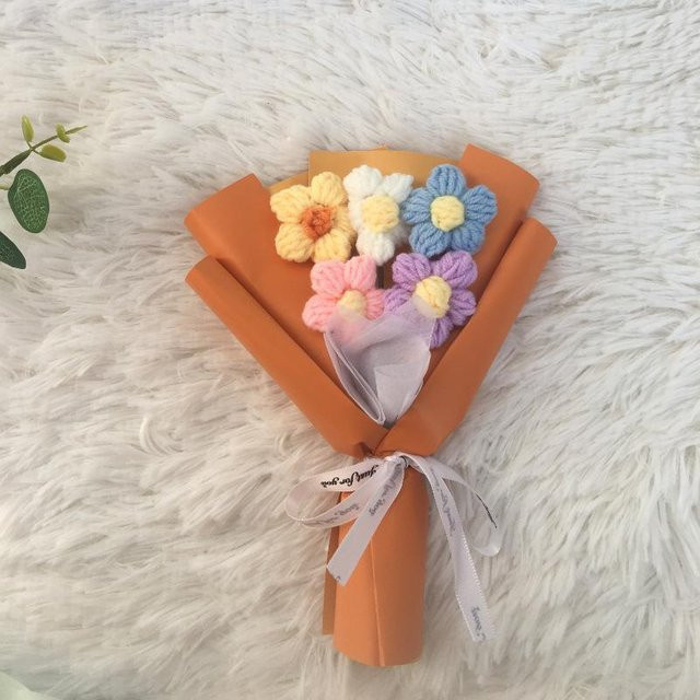 Handgemachter Blumenstrauß aus gehäkelten Kunstblumen von Love Home Garden in Multicolour im Boho-Stil - Bild 1