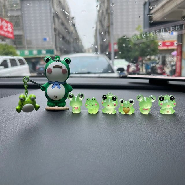 7er Set KJOY Einsamer Frosch Nachtleuchtende Cartoon Figuren in Grün zur Dekoration für Auto, Büro und Schreibtisch - Bild 1