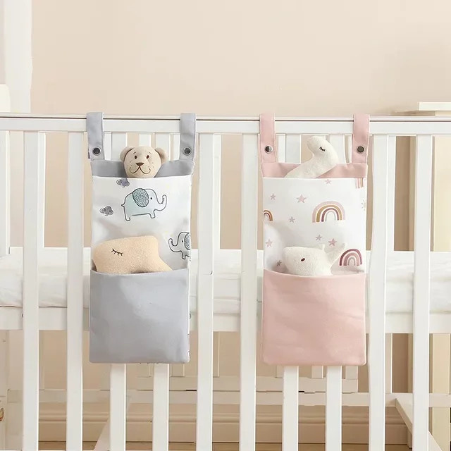 Hängender Baby Krippen Organizer in Pink zur Aufbewahrung von Windeln und Spielzeug - Bild 1