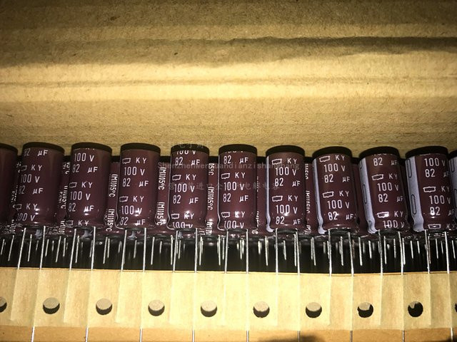 Nippon NCC KY Serie Aluminium-Elektrolytkondensator 82µF 100V mit niedriger Impedanz und langer Lebensdauer, Maße: 20 mm x 10 mm - Bild 1