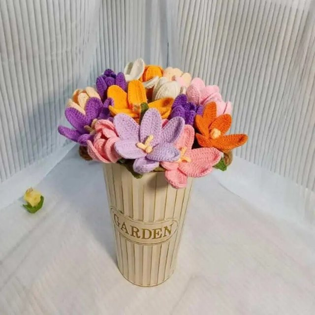 Handgemachte gehäkelte Tulpe aus Wolle in Orange und Multicolour als dekorative Simulationsblume - Bild 1