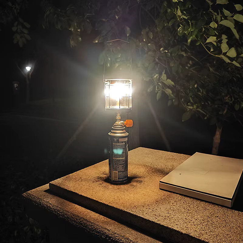 Mini Gas Laterne im Vintage-Stil aus Metall für Camping und Outdoor, silberfarben mit warmweißem Licht - Bild 2