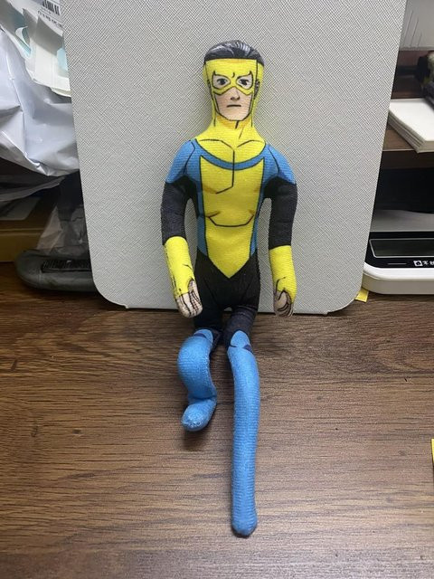 Yiran toy Invincible Omni-Man Mark Grayson Stoffpuppe, Actionfigur Plüsch, 28cm, ab 18 Jahre - Bild 1