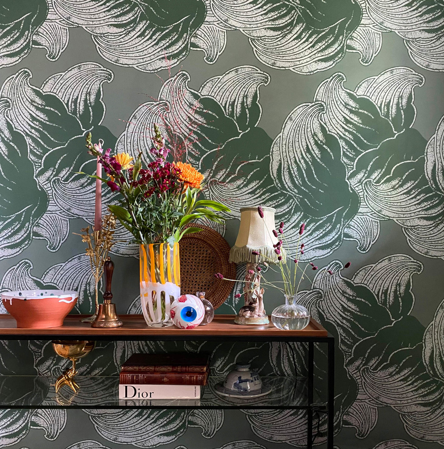 Studio Lisa Bengtsson Tapete Balance 1421 in Grün mit botanischem und floralem Design im skandinavischen Stil aus Vlies - Bild 1